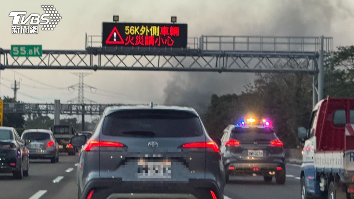 小貨車國道行駛中突然起火燃燒，導致國3南下鶯歌至大溪路段車流塞爆。（圖／TVBS）