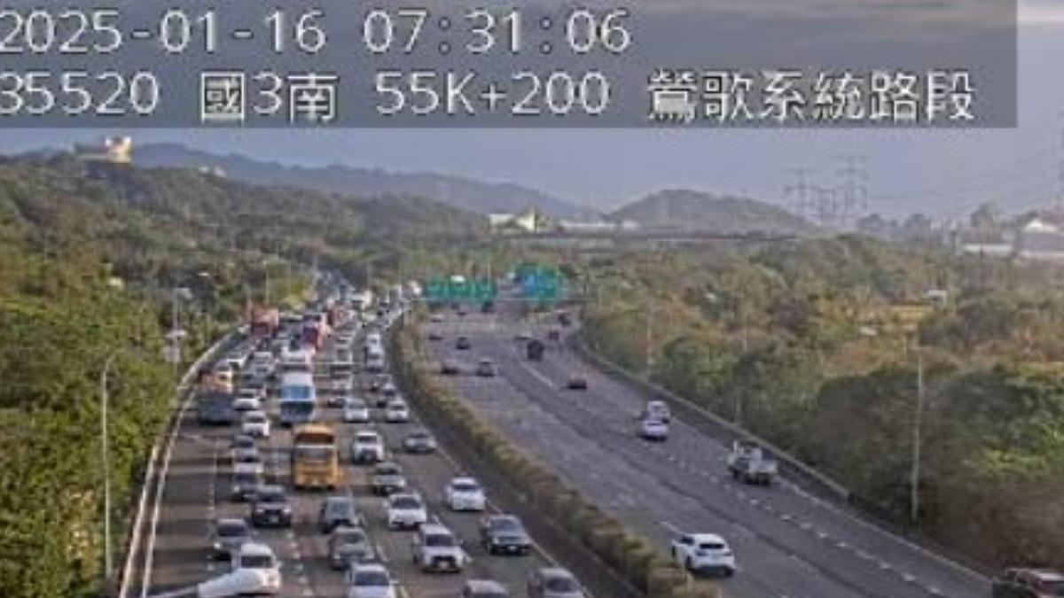 國道3號鶯歌至大溪車流塞爆。（圖／國道即時路況）