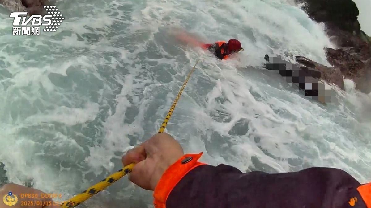 消防人員獲報趕抵現場救援男子上岸。（圖／TVBS）