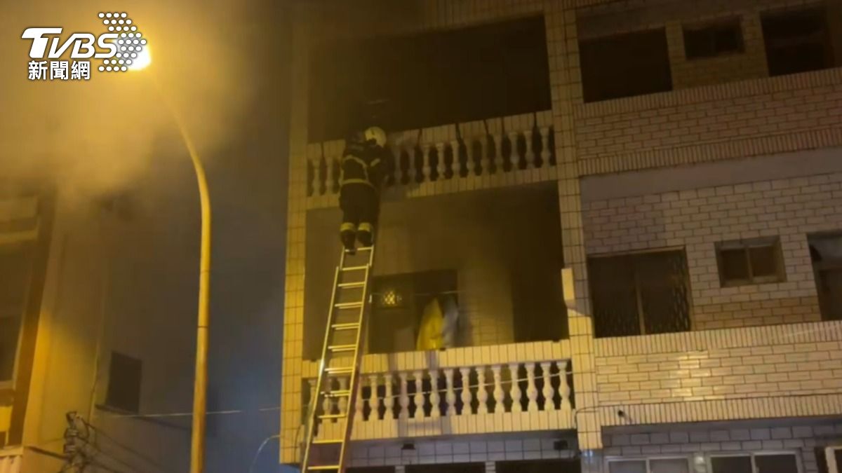 消防人員架設雙節梯救出受困民眾。（圖／TVBS）