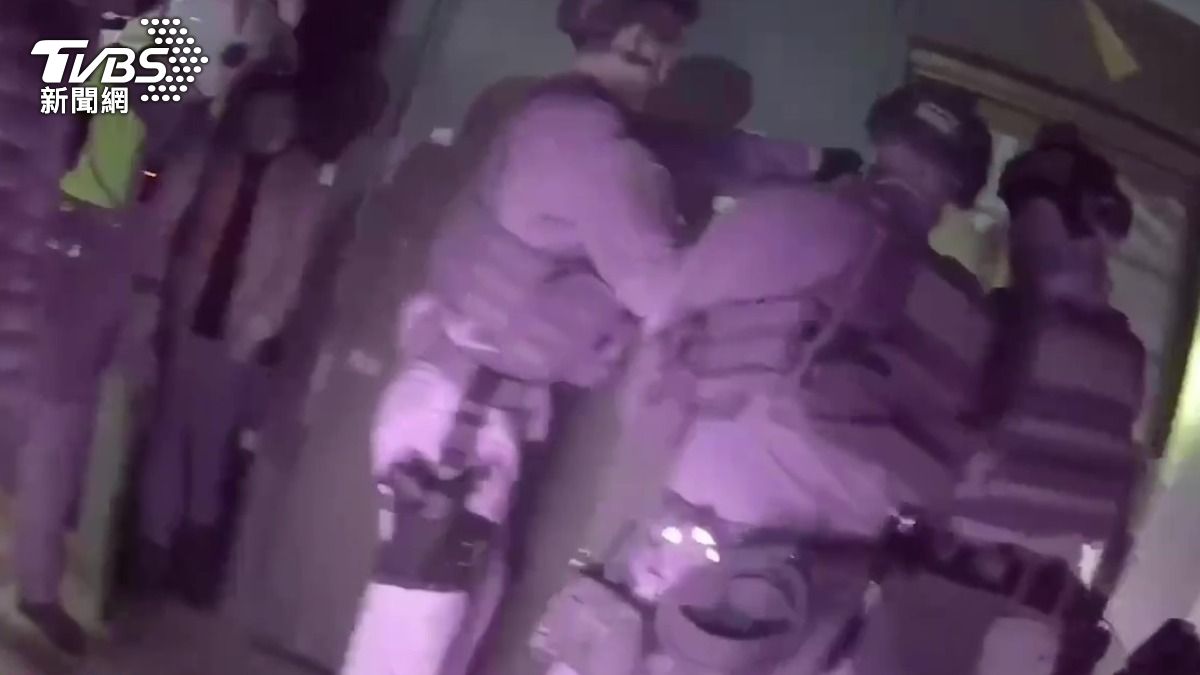 警方動員大量警力破門攻堅逮捕7名正在進行性交易的男客。（圖／TVBS）