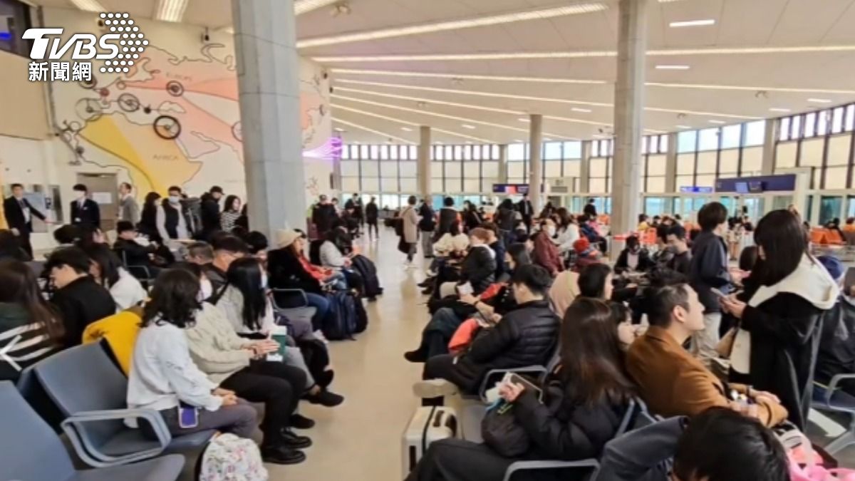桃園機場年前湧入大批出國旅客。（圖／TVBS）