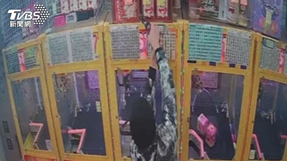 黃姓犯嫌竊取娃娃機上物品。（圖／TVBS）
