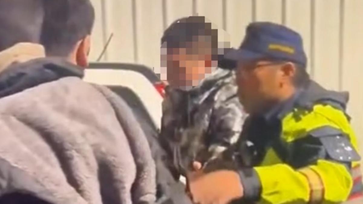 員警當場以現行犯逮捕。（圖／翻攝自社會事新聞影音）