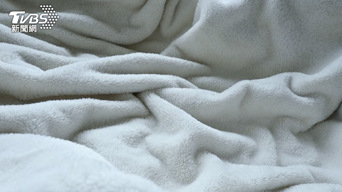 毯子鋪在身體下方，可以阻擋從下方傳來的冷氣。（圖／達志影像Shutterstock）