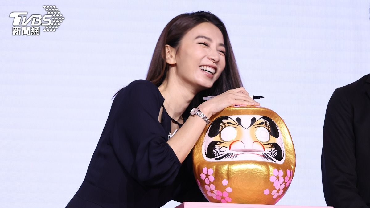 Hebe急著替達摩開光，連忙被阻止的她笑開懷。（圖／張哲鳴攝）