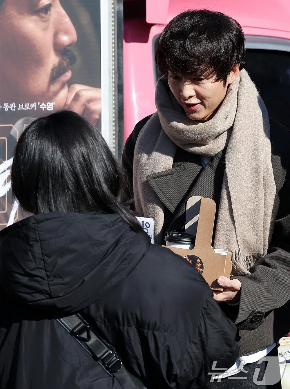 宋仲基熱情跑宣傳、跟粉絲互動似乎也無助票房。（圖／news1提供）