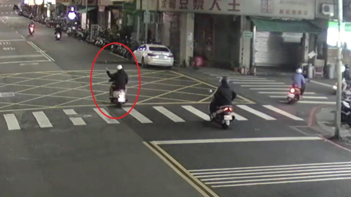 屁孩邊騎車邊放鞭炮，警方將依法開罰。（圖／TVBS）