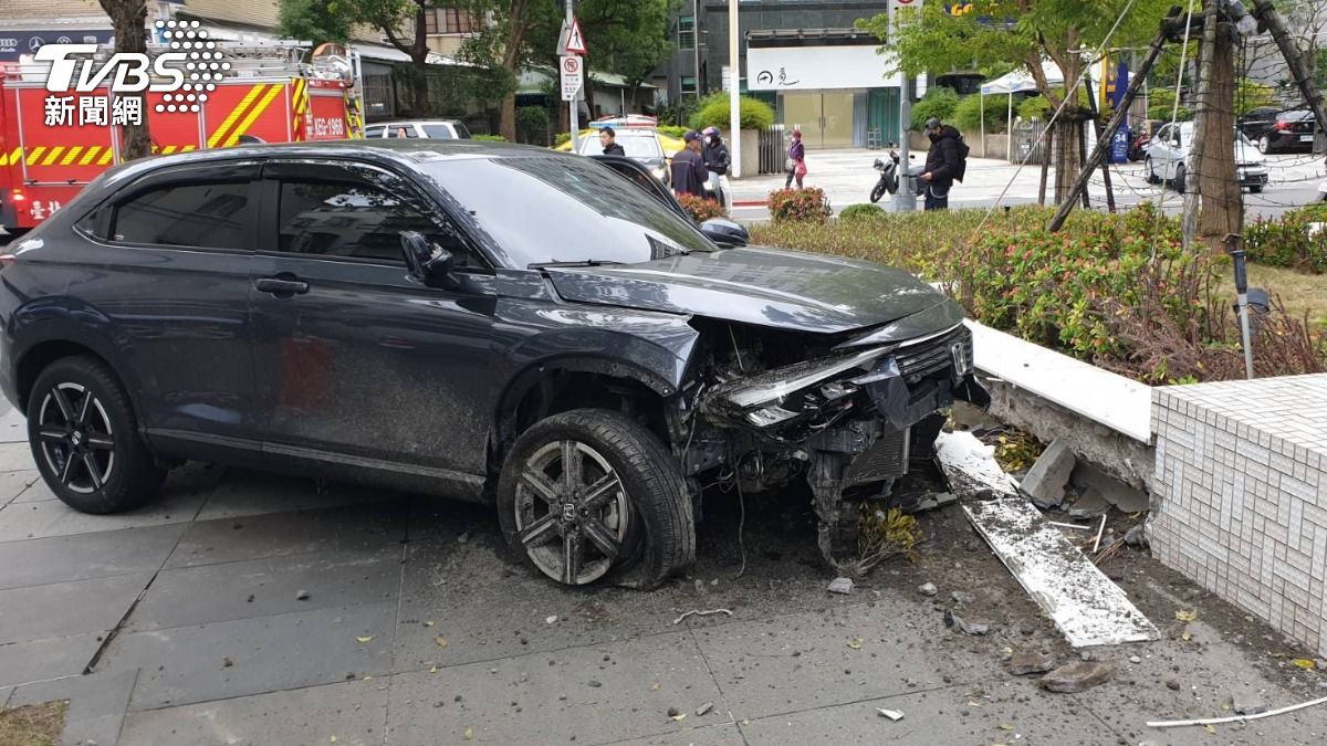 肇事休旅車頭嚴重毀損。（圖／TVBS）
