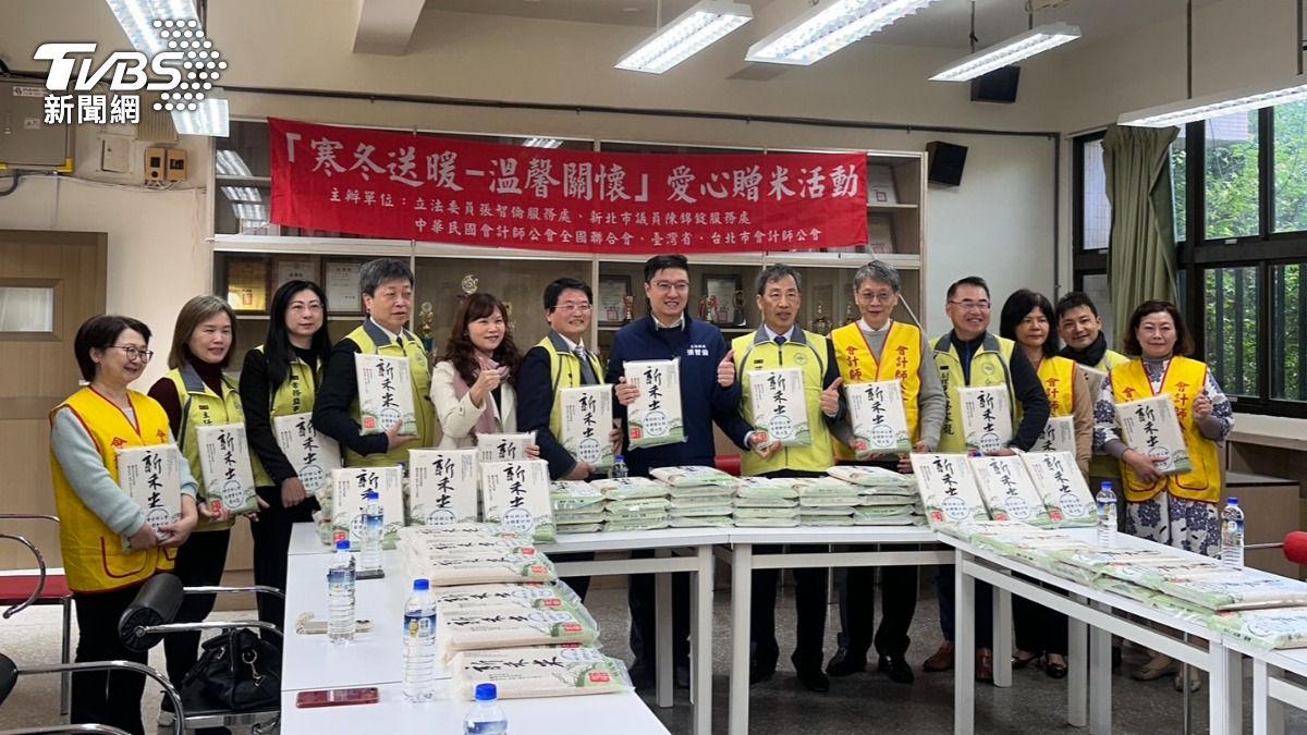 身為會計師的張智倫，攜手中華民國會計師公會全國聯合會、台灣省會計師公會及台北市會計師公會，今（16）日於新北市中和區興南國小舉辦「寒冬送暖、溫馨關懷」贈米活動。(圖/TVBS)