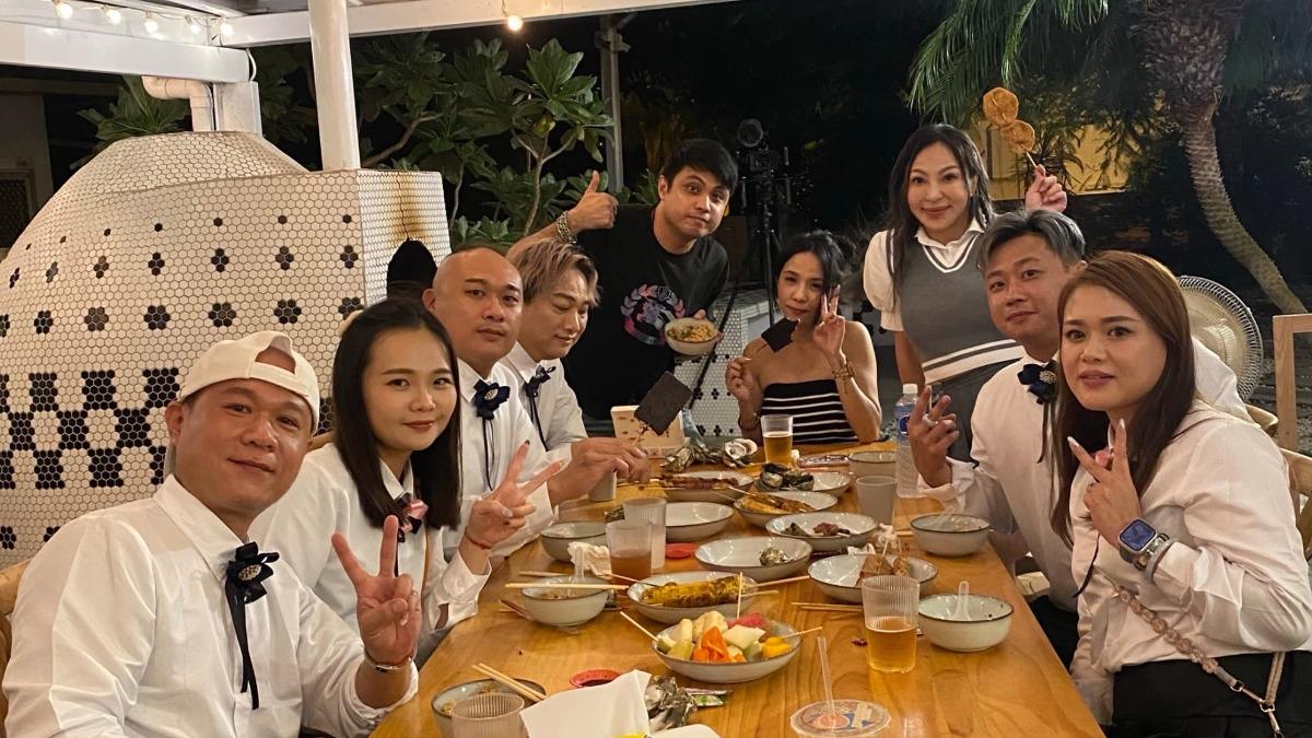 妞妞、蘇柏臻扮演學生被嫌老 。（圖／酷思玩創意提供）