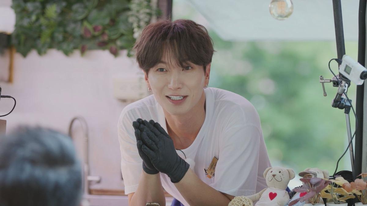 利特埋伏在餐車中等員工。（圖／客家電視提供）