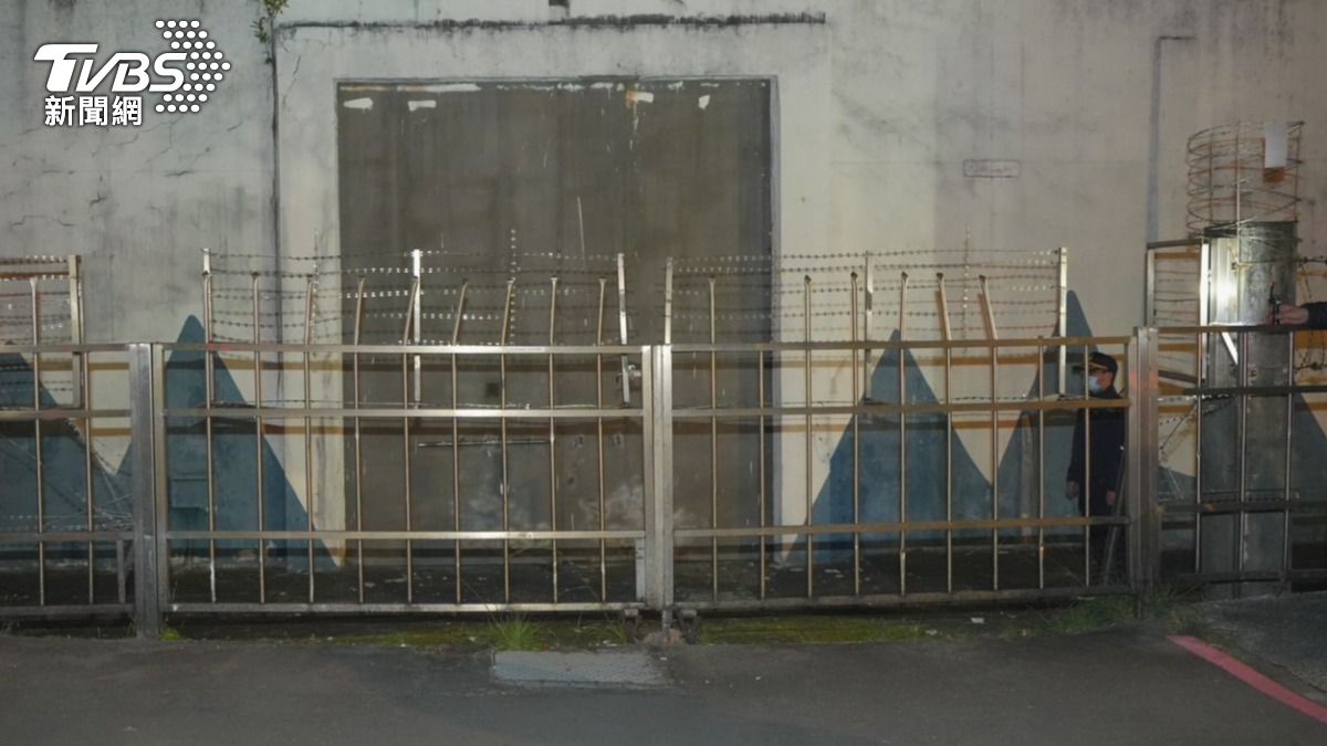 警方安排人力在台北看守所側門「生死門」戒備。（圖／華子琛攝）