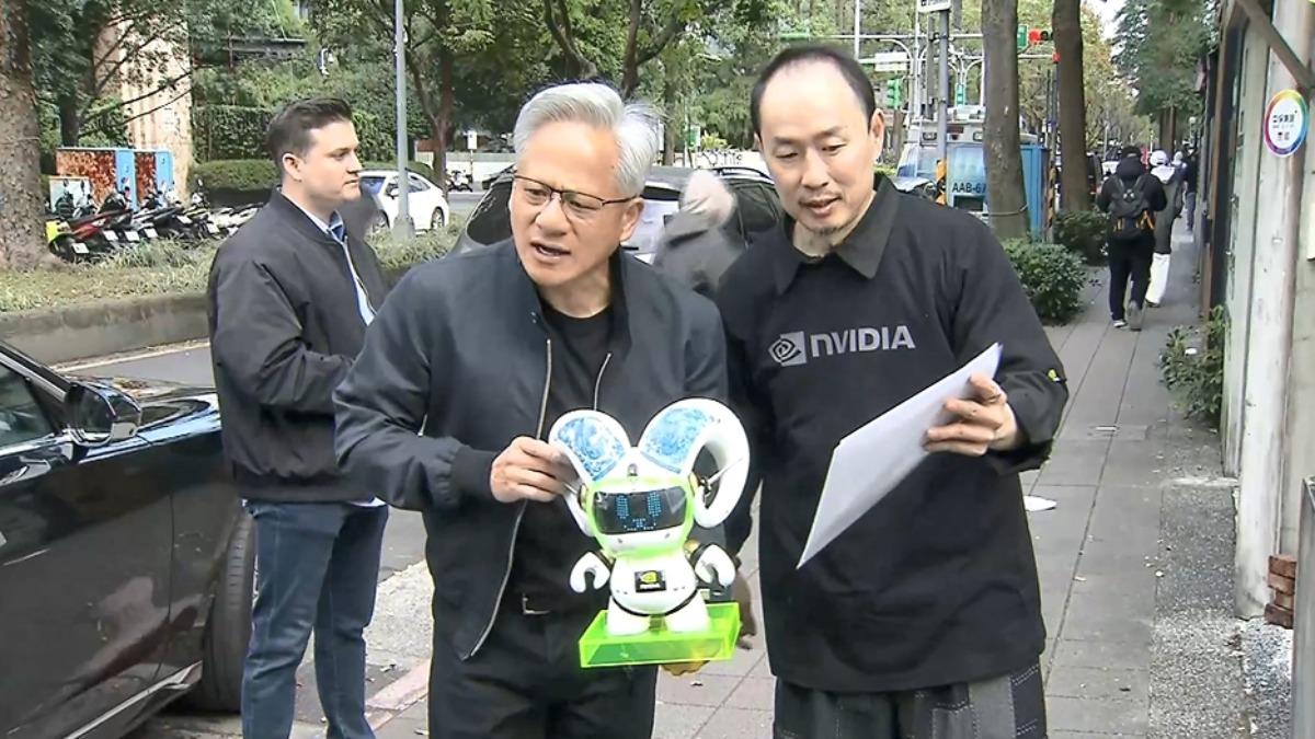 黃仁勳一早來到台北市慶城街理髮店整理頭髮，開心與老闆合照。（圖／TVBS）