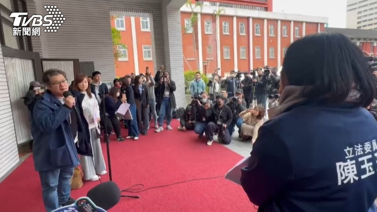 民進黨立委今（17）日找來影視相關導演編劇到立法院開記者會抗議，國民黨立委陳玉珍直接踢館。（圖／翻攝畫面）