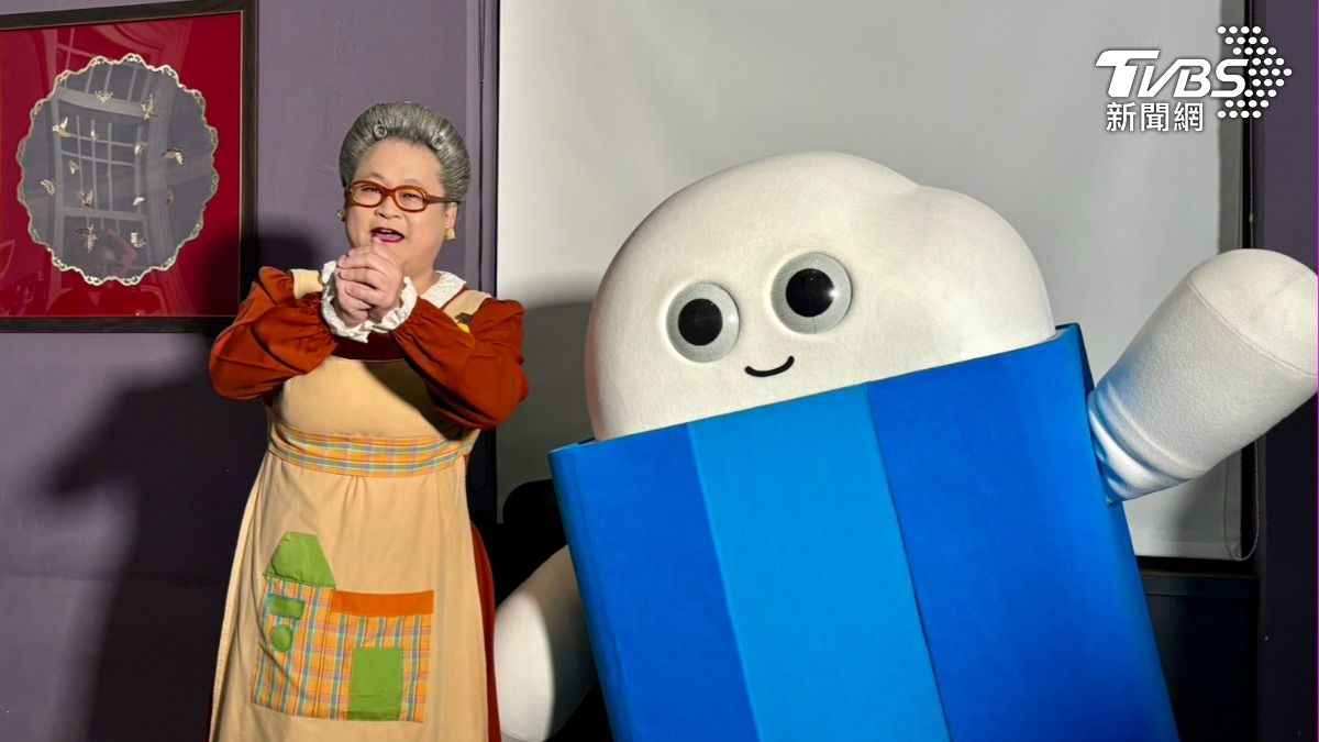 水果奶奶和吉祥物「皮擦」出席記者會向民眾拜早年。（圖／謝毅攝）