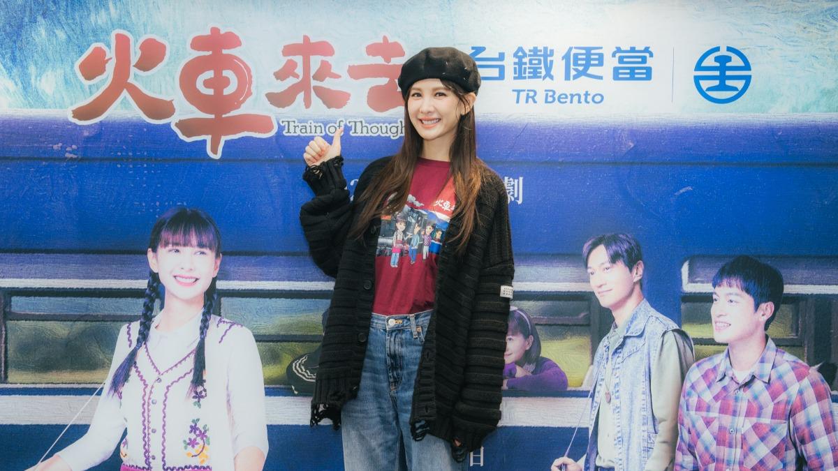 安心亞驚喜現身臺北車站。（圖／公視台語台、華視提供）