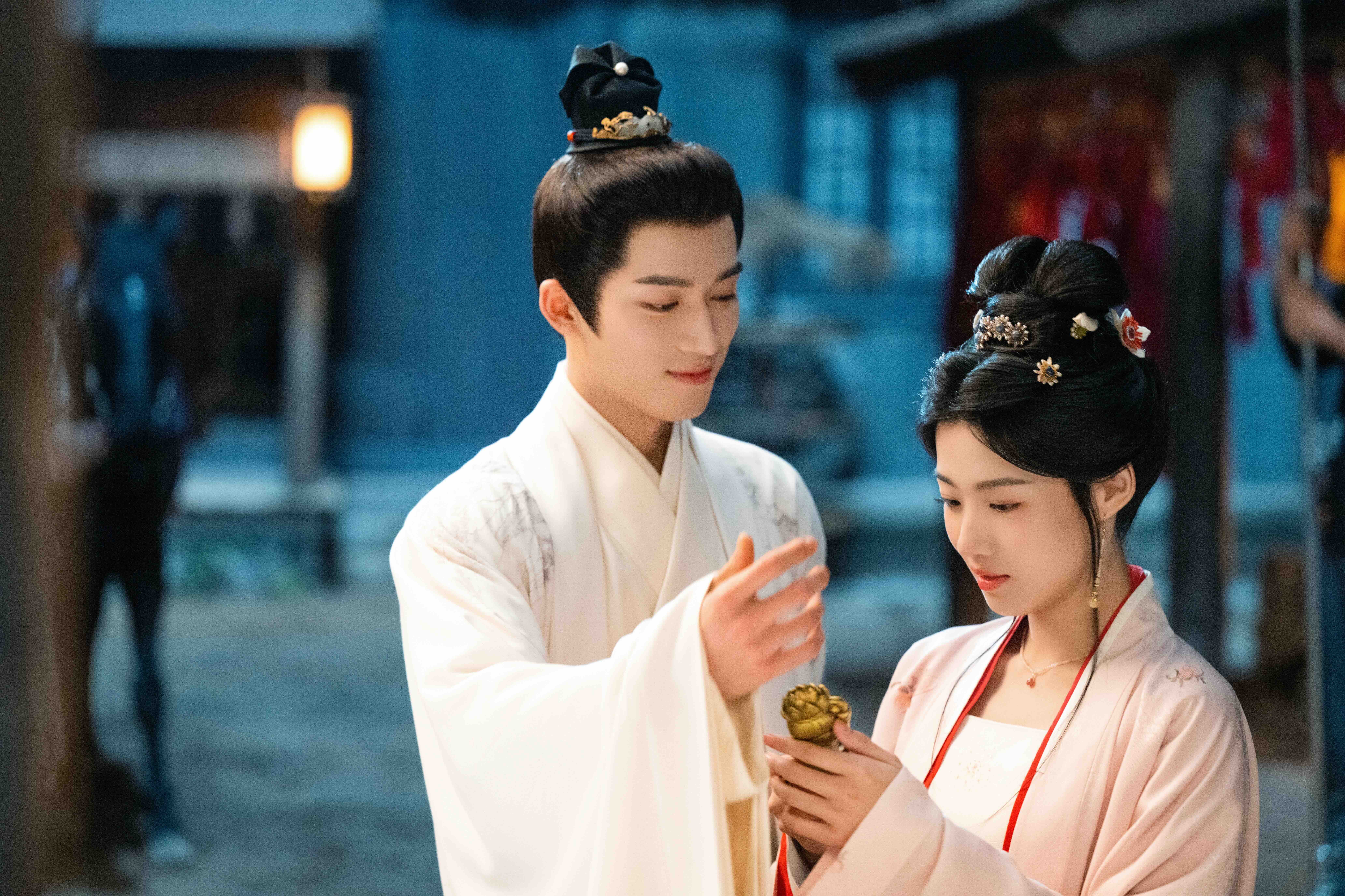 三娘盧昱曉（右）和京城地主王星越爭鋒相對燃出愛火。（圖／Netflix提供）