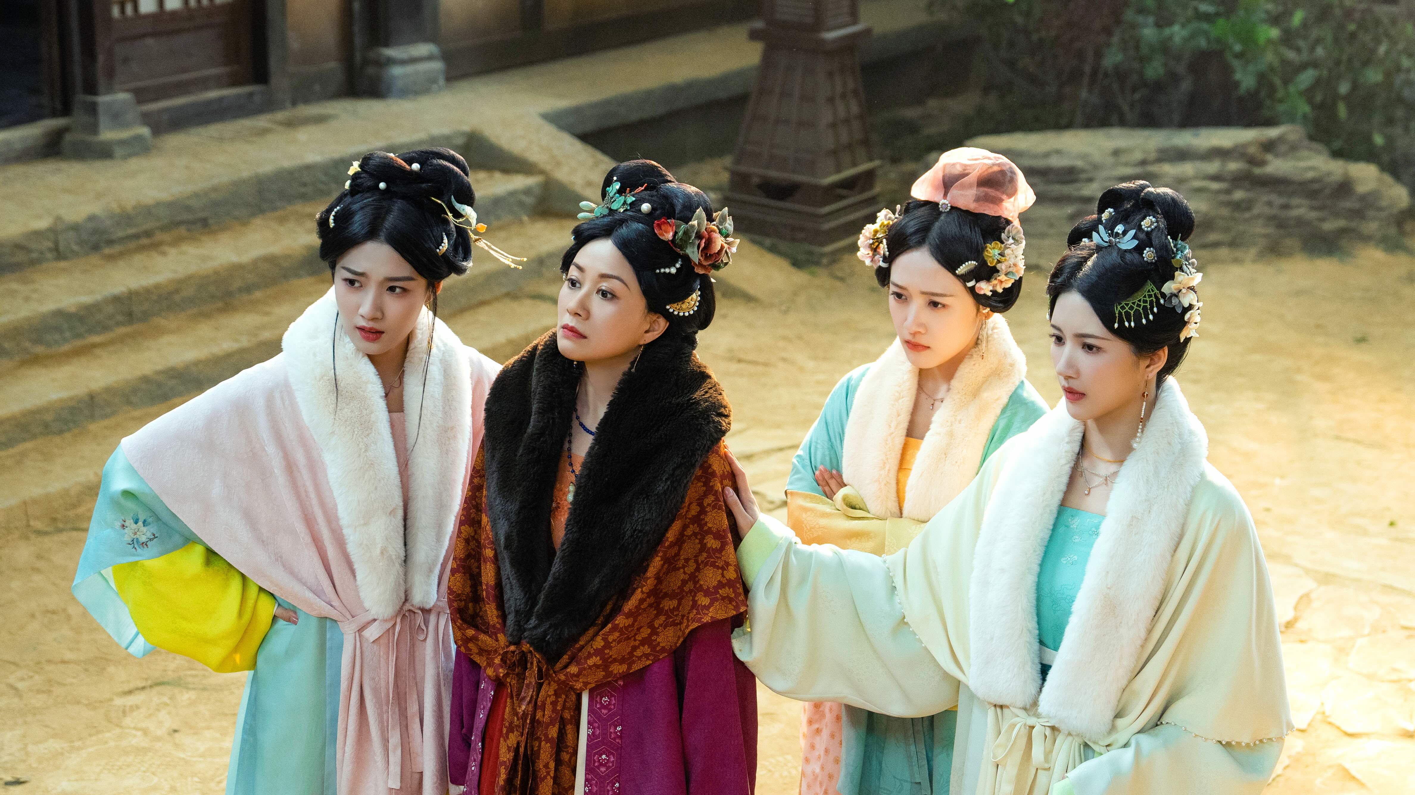 倪虹潔（左二）領五個女兒開張茶樓「四福齋」。（圖／Netflix提供）