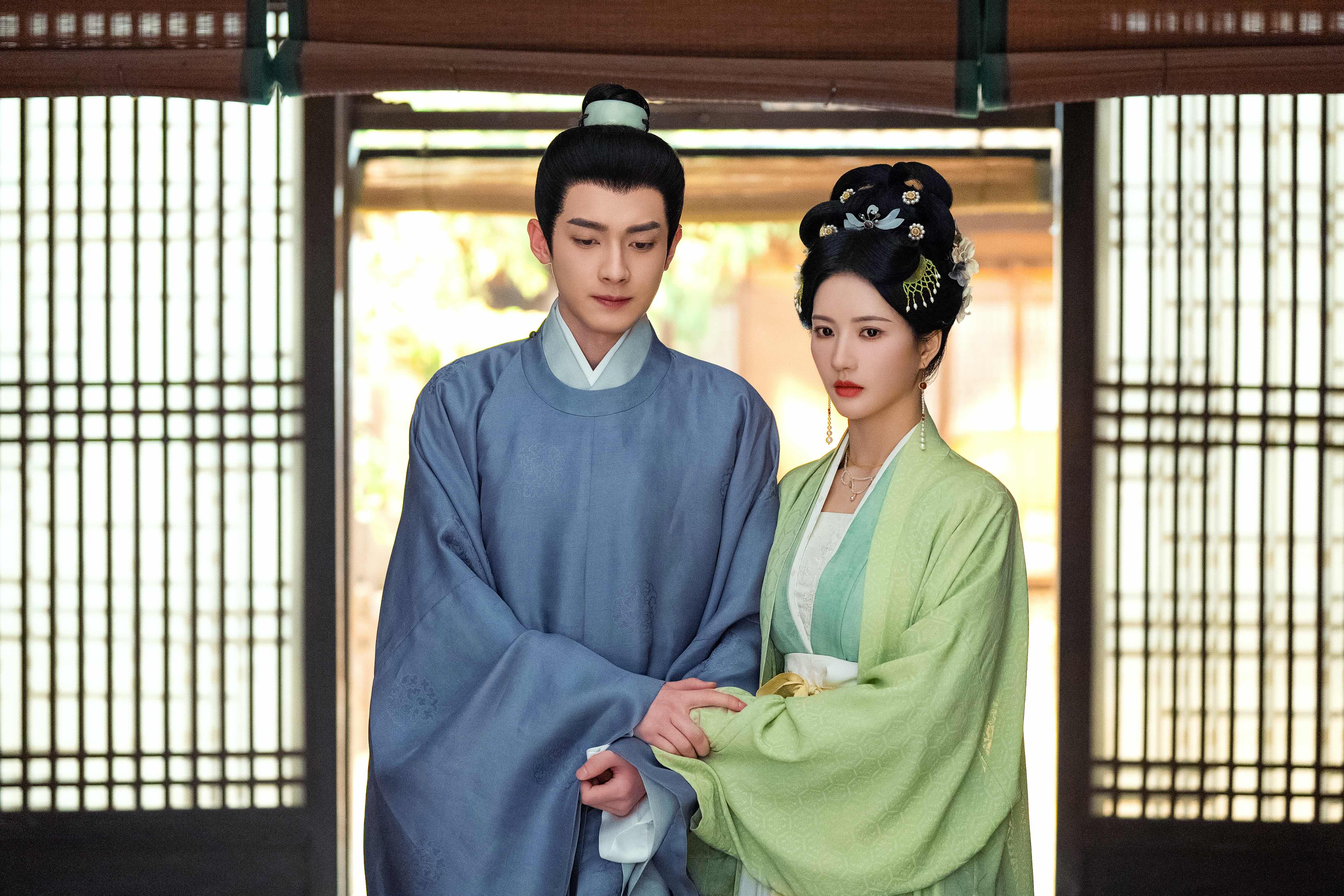 大娘劉些寧（右）意外與探花丈夫陳鶴一展開先婚後愛的姐弟戀。（圖／Netflix提供）