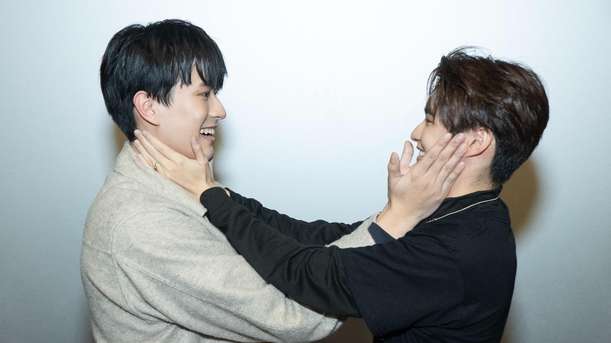 徐瑋澤（左）與朴靖恆互捧臉頰。（圖／LINE TV提供）