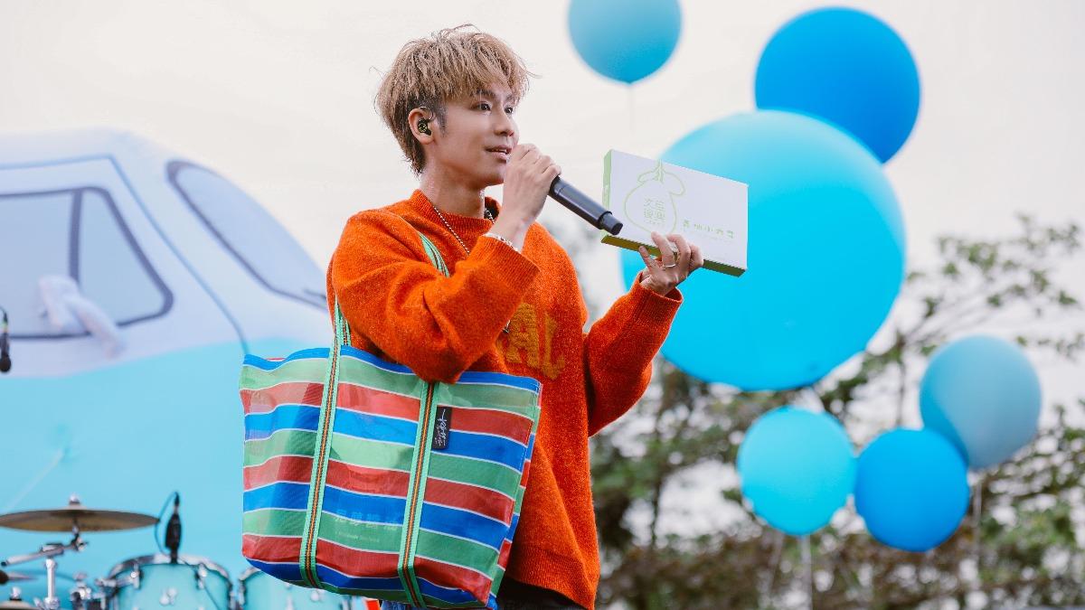 蕭秉治請鼓鼓代購花蓮大禮包，沒想到被鼓鼓拿去送給粉絲。（圖／相信音樂提供）