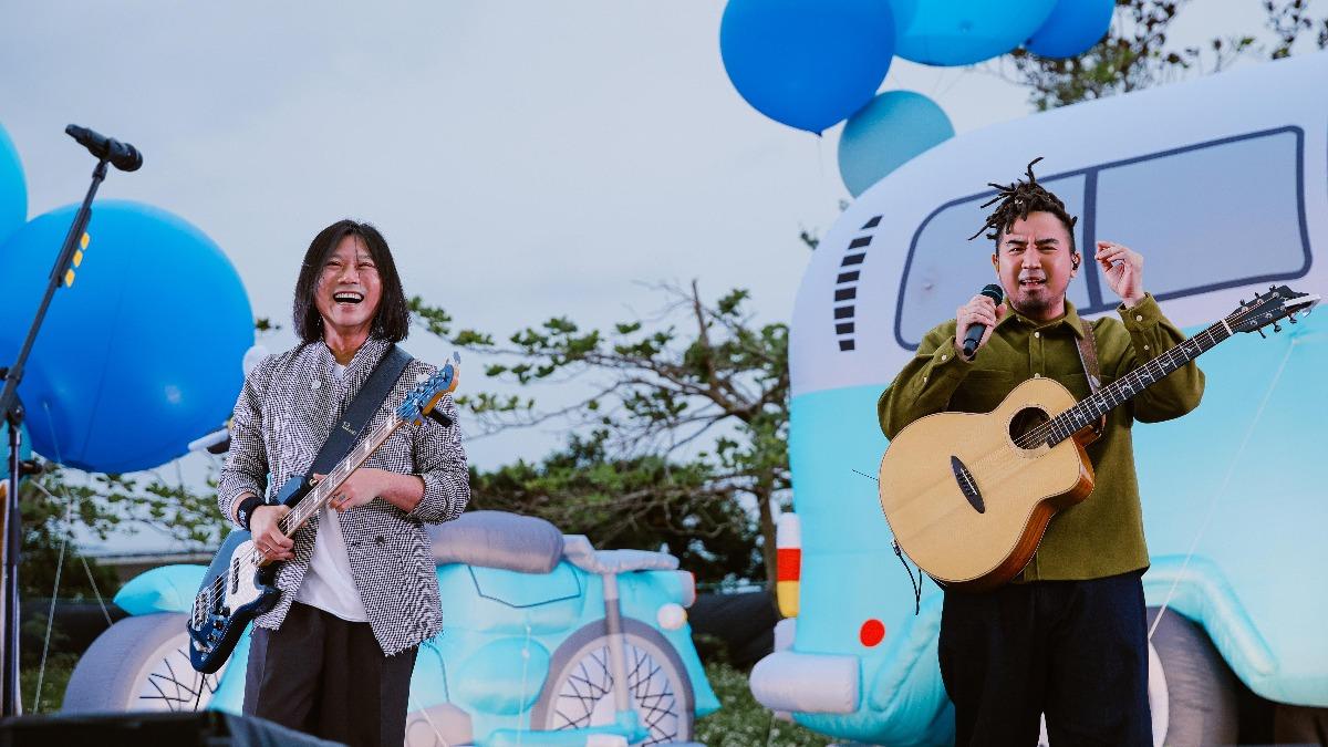 Matzka和五月天合唱〈乾杯〉。（圖／相信音樂提供）