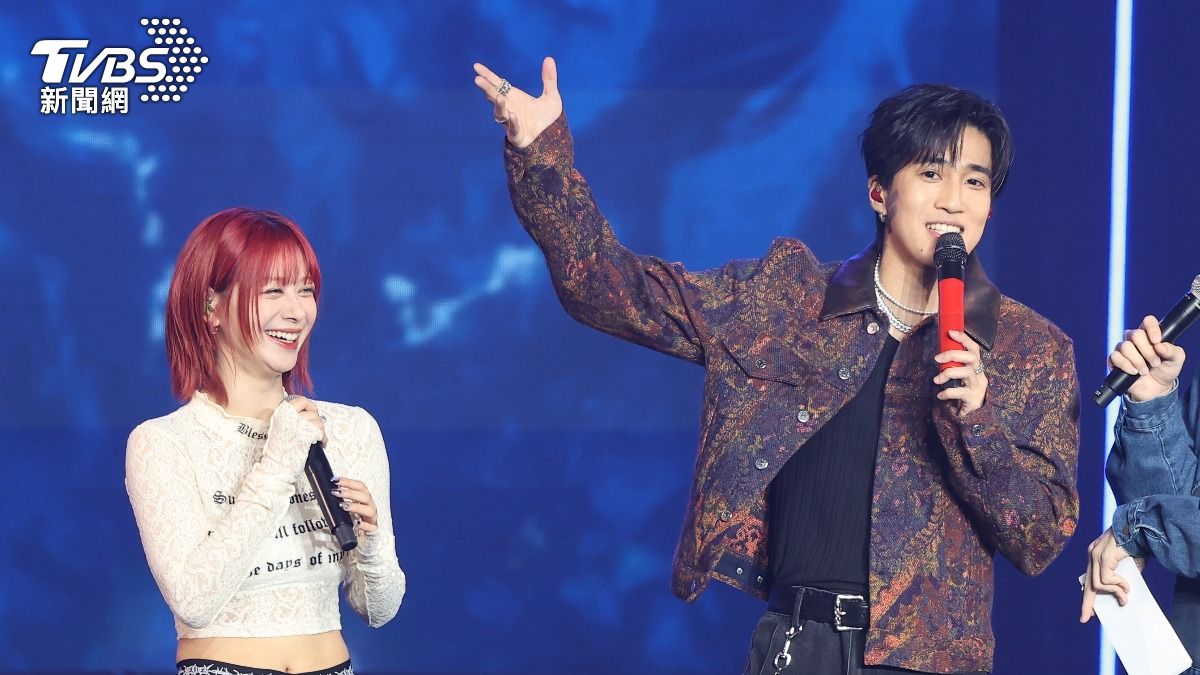 婁峻碩和幻藍小熊隊長XXIN合唱，更大讚對方饒舌又穩又強。（圖／張哲鳴攝）