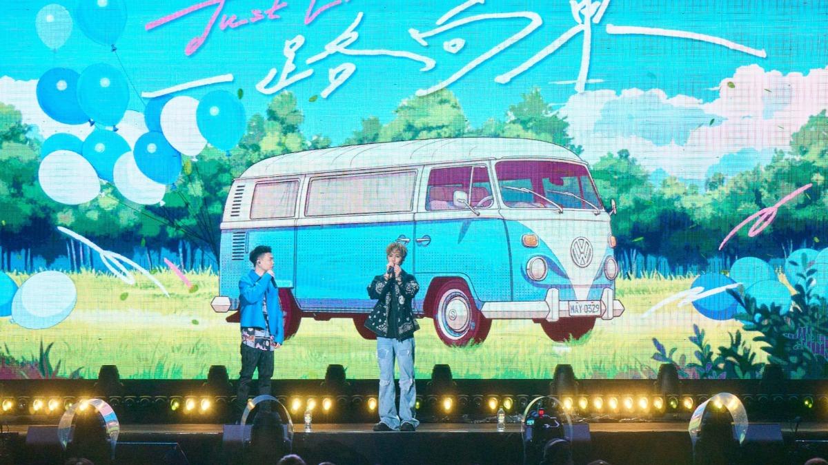 蕭秉治（左）和鼓鼓高雄、花蓮趕場開唱。（圖／相信音樂提供）