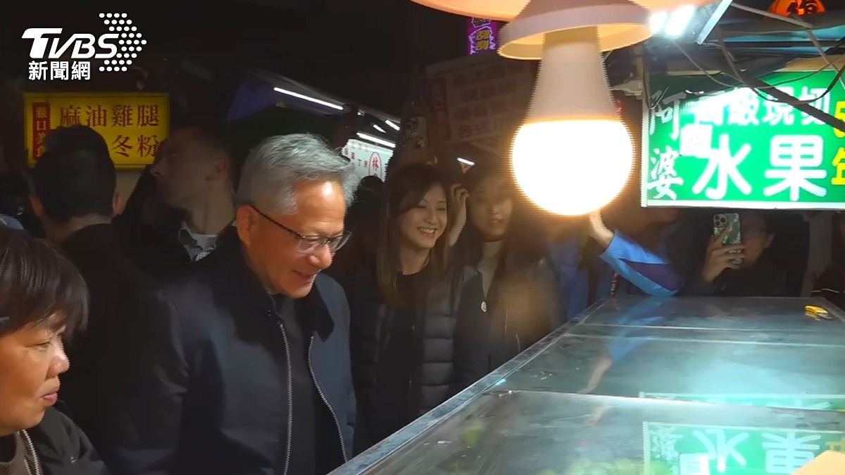 黃仁勳通化夜市必逛愛店！水果阿婆「暖贈7字」　一票讚：台灣精神