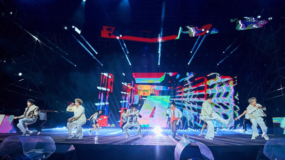 阿信和Energy嗨唱〈星期五晚上〉。（圖／相信音樂提供）