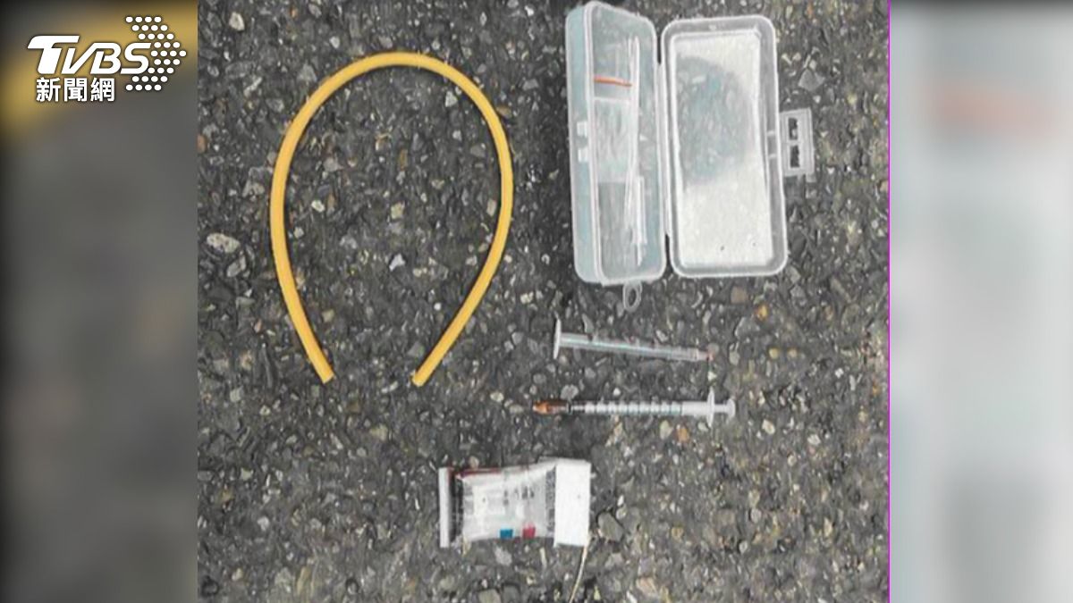 警方發現副駕駛座放有注射針筒、彈性綁帶及殘渣夾鏈袋。（圖／TVBS）