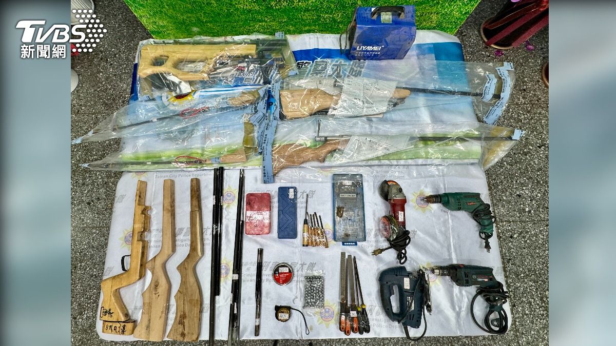 警方在民宅內查獲大量槍枝。（圖／TVBS）