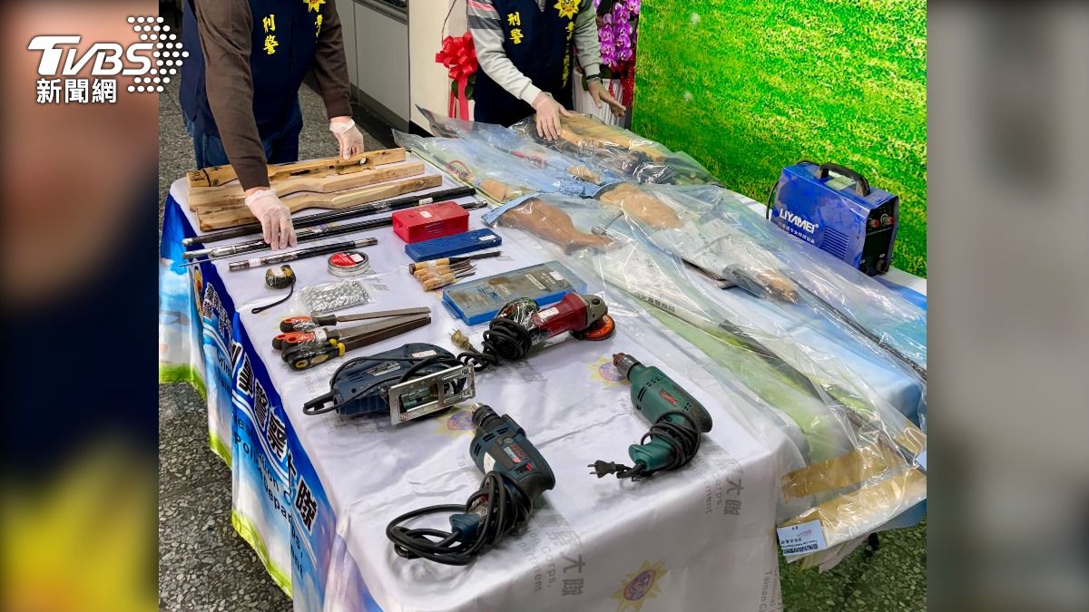 警方在民宅內查獲大量槍枝。（圖／TVBS）