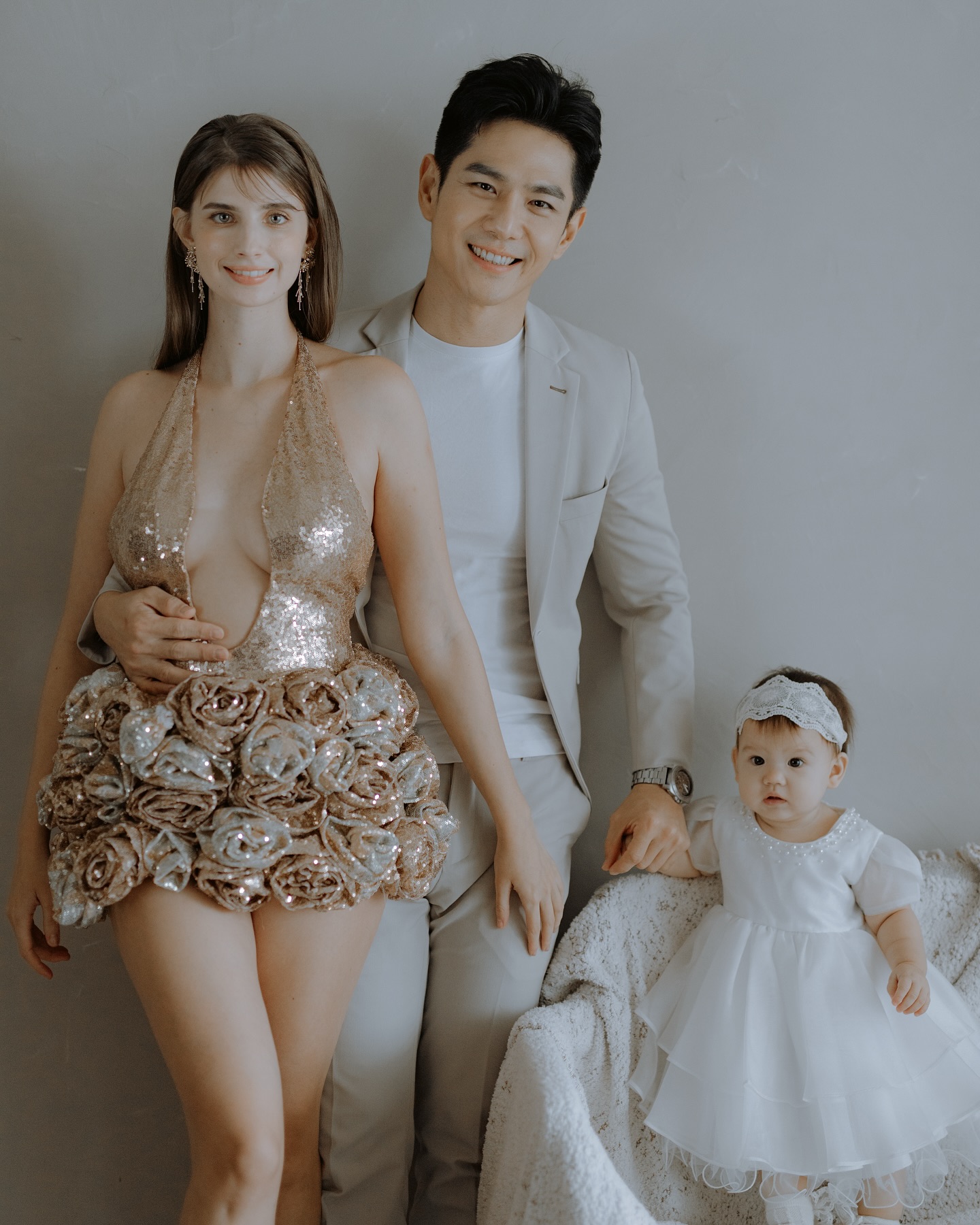 佳娜金色禮服炸出豐滿。（圖／J2 Plus 婚紗攝影提供）