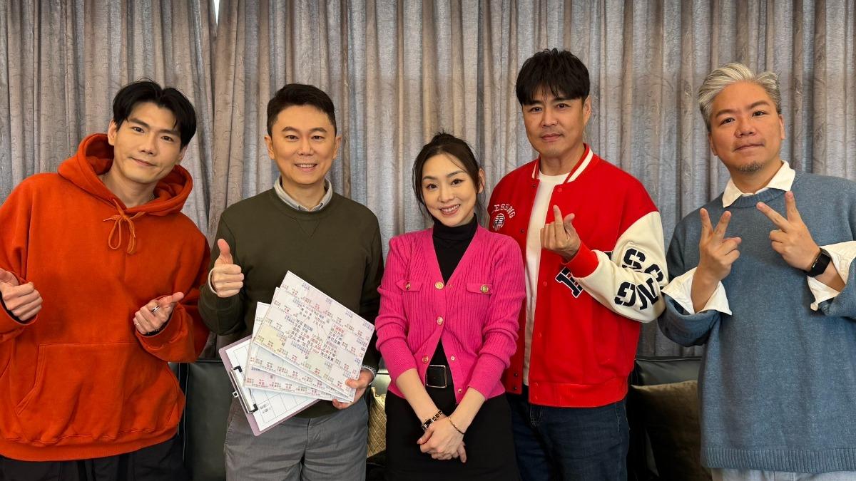 小鹿（左起）、王人瑞、賴芊合、劉至翰、阿甘一起看紫微，幫自己找好運。（圖／民視提供）