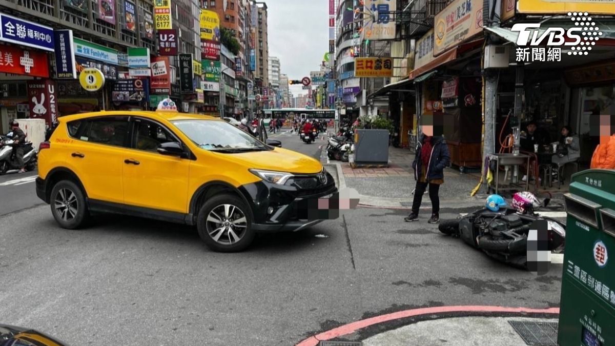 新北市三重區今（19）日發生一起車禍。（圖／TVBS）