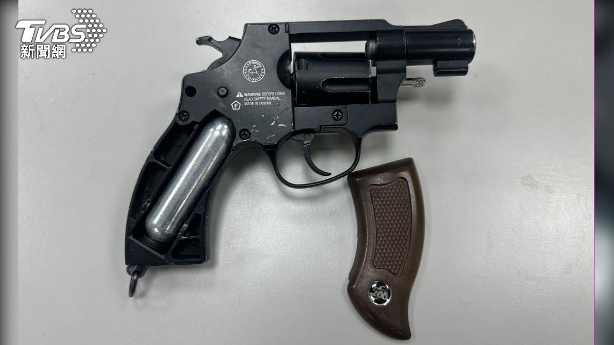 黎男見員警到場，主動交付空氣槍。（圖／TVBS）