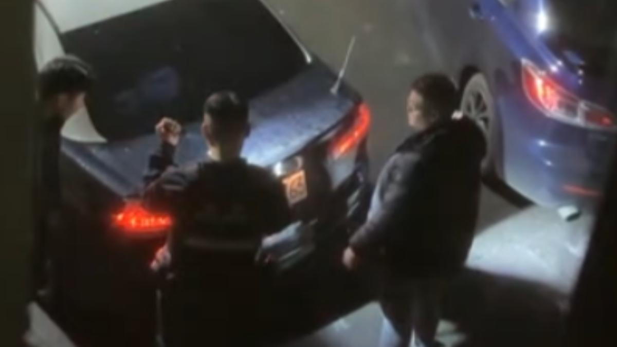 警方獲報前往，黎男將空氣槍交給員警。（圖／翻攝自thread）