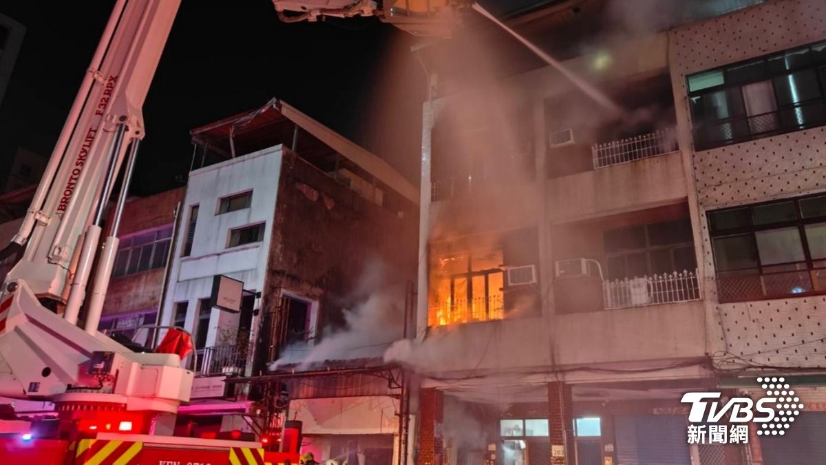 火勢又大又猛還迅速向隔壁透天厝延燒。（圖／TVBS）