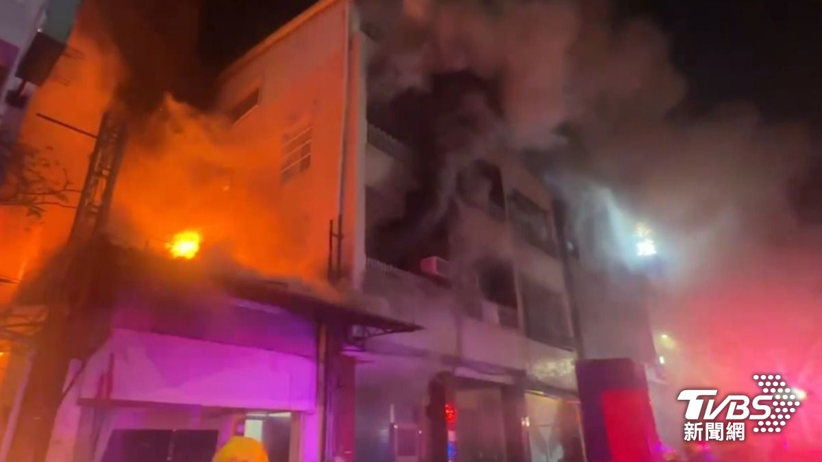 遭延燒影響的其餘兩棟透天民宅住戶共8人全都逃生。（圖／TVBS）