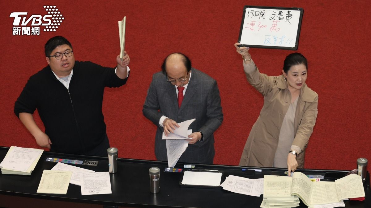 立法院今天進行總預算審查，民進黨不滿藍白砍預算。（圖／潘建樺攝）