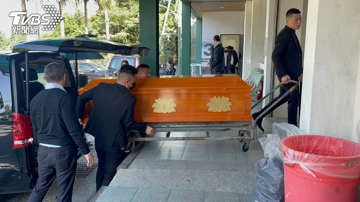 黃麟凱棺木準備火化。（圖／曾健銘攝）