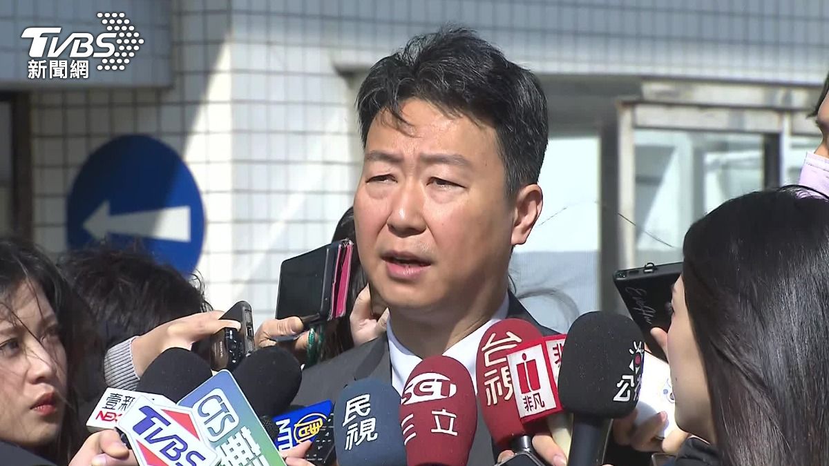 交通部長陳世凱今天前往華航董事長謝世謙追思會致意。（圖／TVBS）