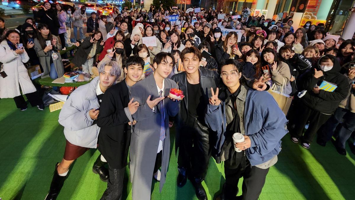 FEniX簽到半夜兩點。（圖／華納音樂提供）