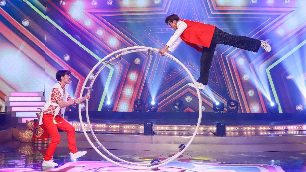 阿翔演出時一度摔在地。（圖／民視提供）