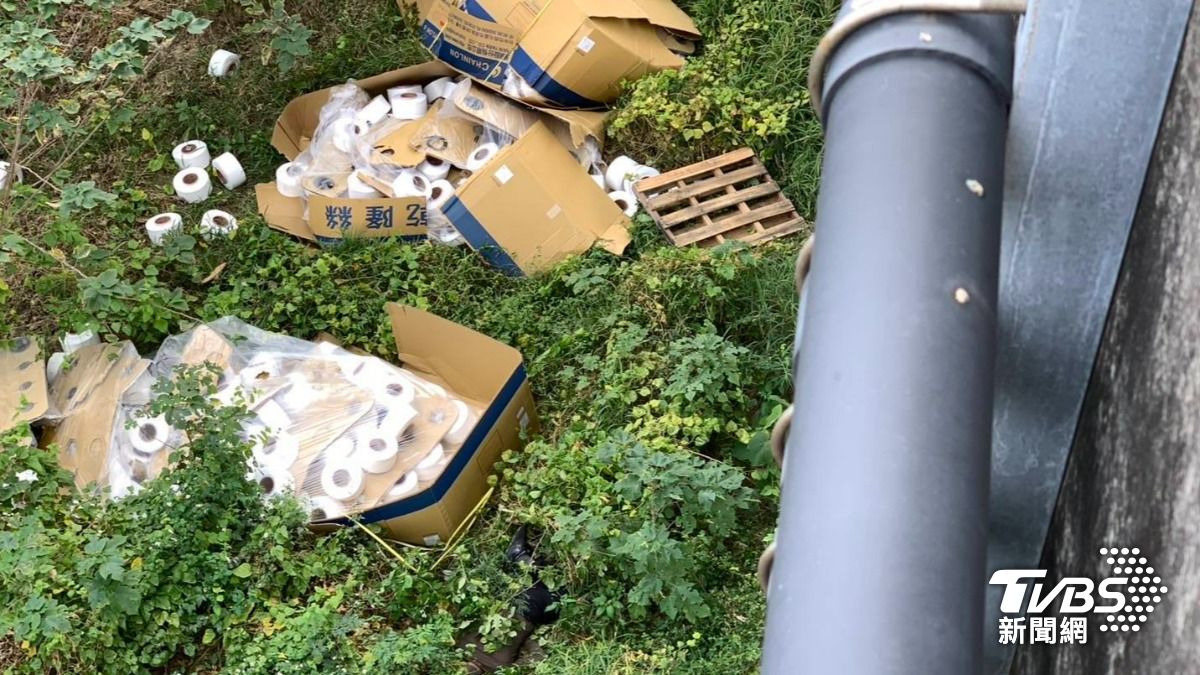 物品四散。（圖／TVBS)