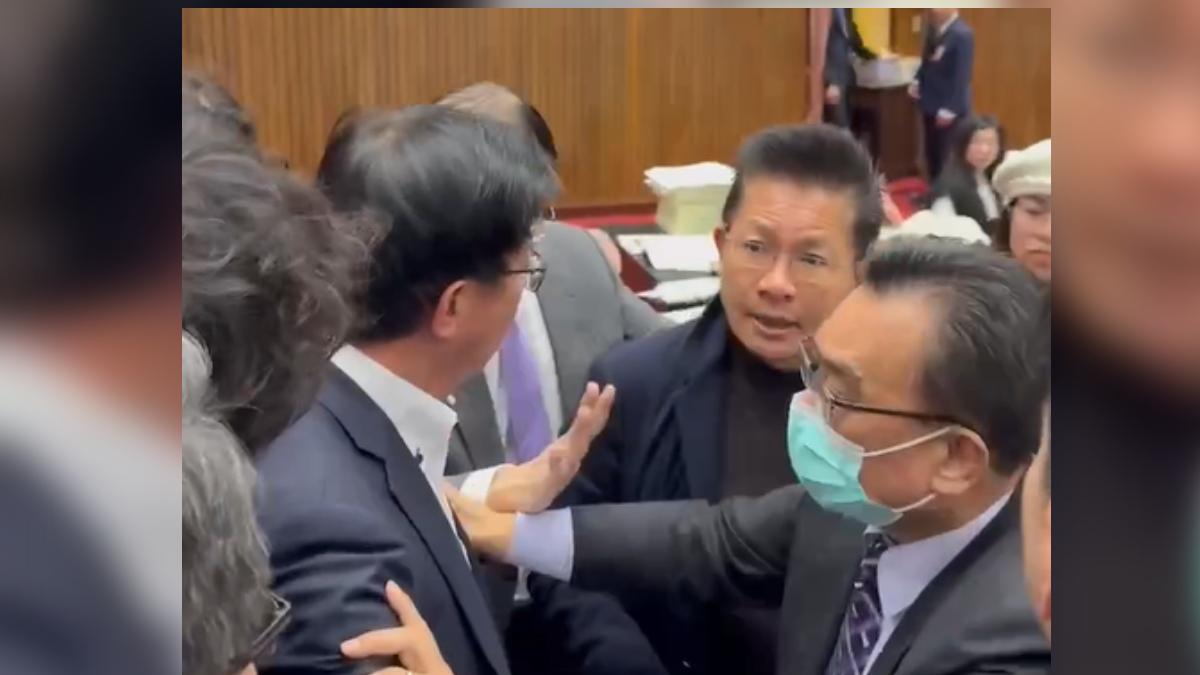 民眾黨立委吳春城拍桌民進黨立委吳沛憶後，民進黨立委郭國文、沈伯洋等人便上前阻攔。（圖／翻攝自民進黨立法院黨團Threads）