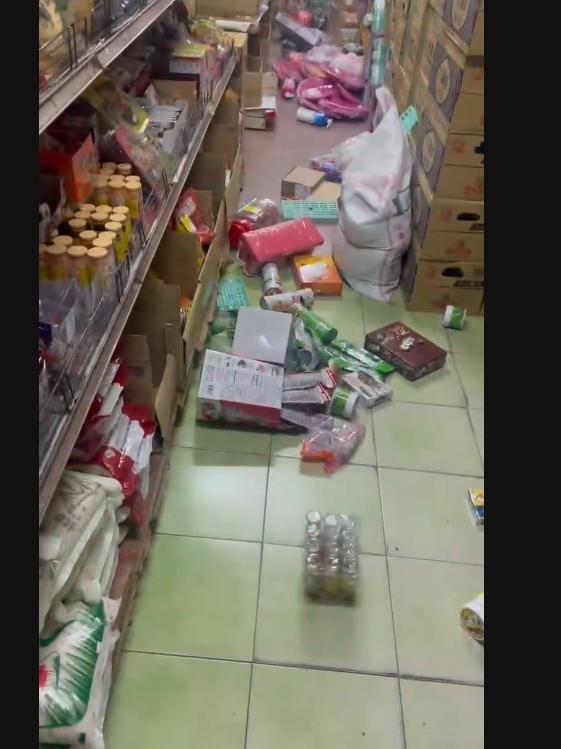 商店物品倒一地。(圖／大埔村民提供)