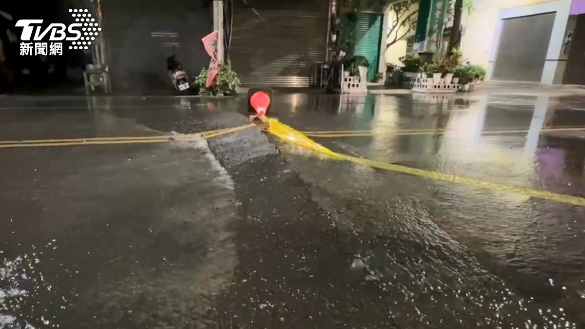 高雄馬路水管爆裂。（圖／TVBS）